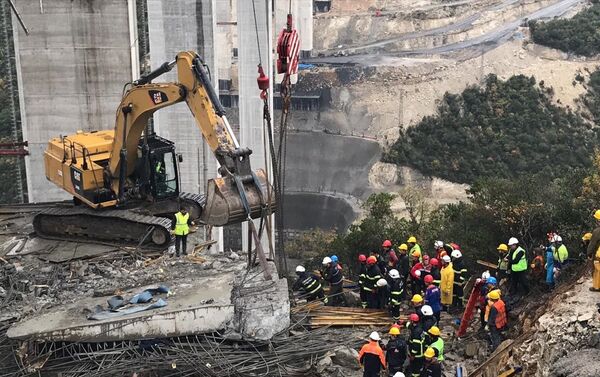 Kocaeli'nin Gebze ilçesindeki Kuzey Marmara Otoyolu inşaatında, viyadük yapımı sırasında beton blok çöktü. - Sputnik Türkiye