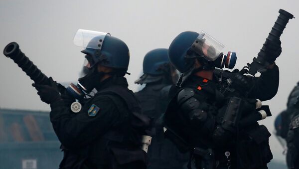 Fransa'nın başkenti Paris'in Champs-Elysees bölgesinde Sarı Yelekler protestolarına müdahale eden polisler - Sputnik Türkiye