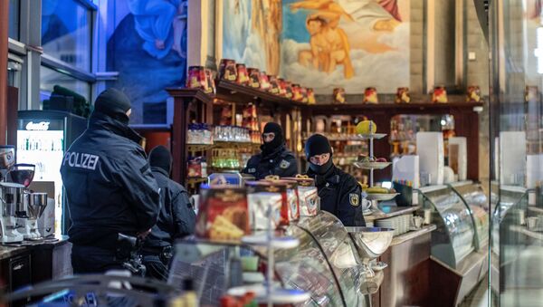 Kalabriya merkezli 'Ndrangheta'ya karşı Avrupa çapındaki 'Pollino' operasyonunun Almanya ayağında, Duisburg kentindeki bir İtalyan işletmesi de basıldı. - Sputnik Türkiye