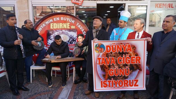 Genel Kurul sonrası Edirneli ciğerciler, ciğer dükkanlarıyla ünlü Orta Kapı Caddesi'nde bir araya gelerek, sazlı sözlü basın açıklamasında bulundu. - Sputnik Türkiye