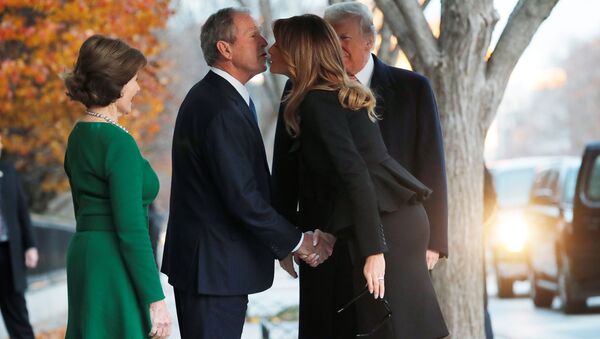 George H.W. Bush için Washington'da düzenlenen cenaze töreni öncesi Donald-Melania Trump'tan George W.-Laura Bush'a ziyaret - Sputnik Türkiye