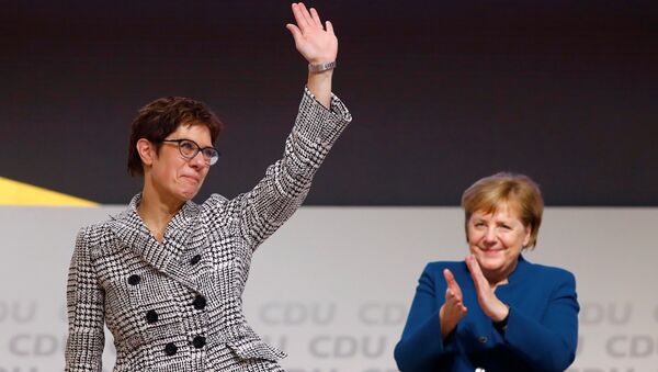 Hamburg'da kurultay düzenleyen CDU, Başbakan Angela Merkel'in (sağda) bırakma kararını verdiği parti genel başkanlığına Annegret Kramp-Karrenbauer'i (solda) seçti. - Sputnik Türkiye