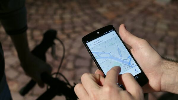 A man uses a GPS app on a smartphone during a Google promotion event - Sputnik Türkiye