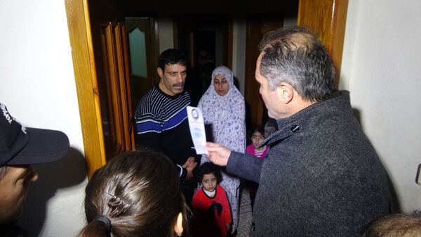 Bursa'da polis, Suriyelilerin entegrasyonu için broşür dağıttı - Sputnik Türkiye