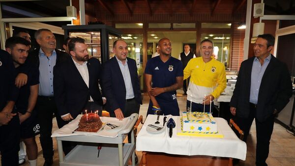 Fenerbahçe'de Yanal ve Ayew'in doğum günü kutlandı - Sputnik Türkiye