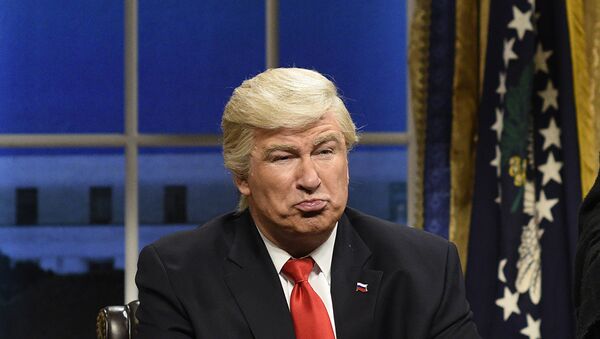 Saturday Night Live (SNL) şovunda Donald Trump'ı canlandıran Alec Baldwin - Sputnik Türkiye