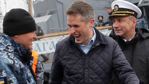 İngiltere Savunma Bakanı Gavin Williamson, Odessa'da Ukrayna Deniz Kuvvetleri askerleriyle şakalaşırken - Sputnik Türkiye