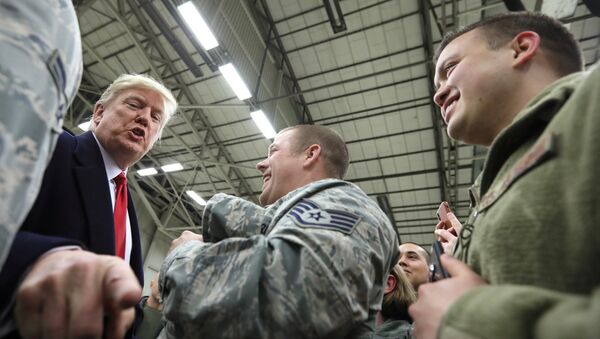 ABD Başkanı'nın Noel'de yurtdışındaki askerleri ziyaret etmesi geleneğini yerine getiren Donald Trump, Almanya'daki Ramstein Hava Üssü'nde - Sputnik Türkiye