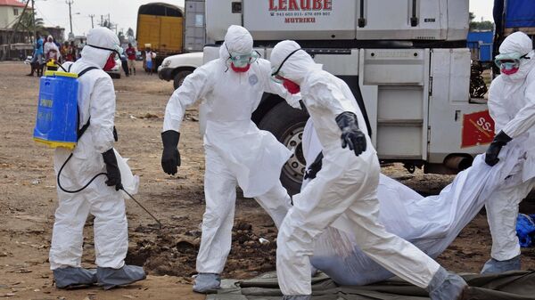 Health workers carry the body of a man suspected of dying from the Ebola virus and left in the street - Sputnik Türkiye