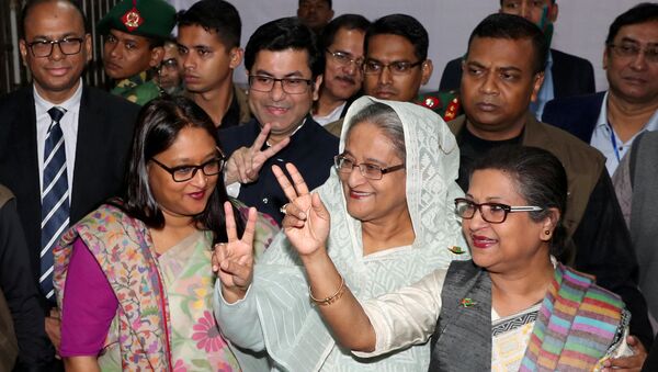 Bangladeş Başbakanı Şeyh Hasina, 30 Aralık 2018 seçimlerinde oy kullandıktan sonra taraftarlarıyla birlikte poz verdi. - Sputnik Türkiye