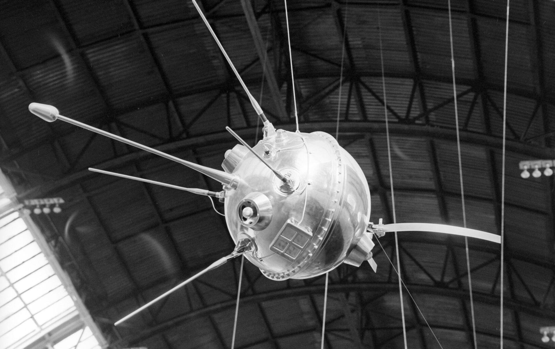 Первый спутник на поверхности луны. АМС Луна 1. Советская межпланетная станция «Луна-1». 2 Января 1959 года запущена первая Советская межпланетная станция Луна-1. Советская автоматическая межпланетная станция Луна-2.