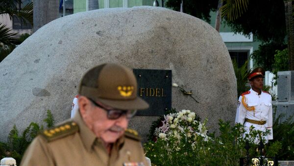 Raul Castro, 60. yıldönümünde devrimin beşiği Santiago'da Santa Ifigenia Mezarlığı'ndaki Fidel Castro'nun anıt mezarı önünde - Sputnik Türkiye