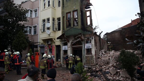 Yedikule'de çöken binanın enkazında iki kişinin cesedine ulaşıldı - Sputnik Türkiye