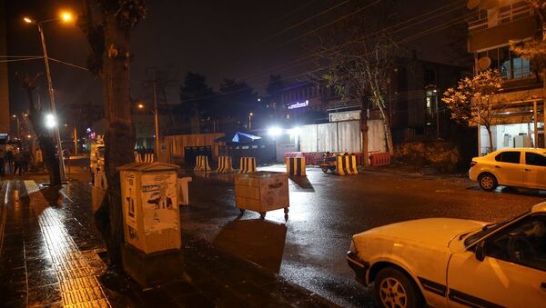 Diyarbakır'ın Yenişehir ilçesinde yüzleri maskeli bir grup, İlçe Emniyet Müdürlüğü ile Et ve Süt Kurumuna el yapımı patlayıcı ile saldırdı. - Sputnik Türkiye