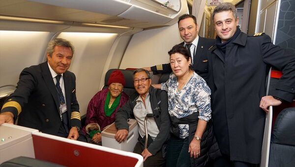 Türk Hava Yolları (THY), tarihinin en yaşlı yolcusu olan 102 yaşındaki Nepalli Ang Phurba Sherpini - Sputnik Türkiye