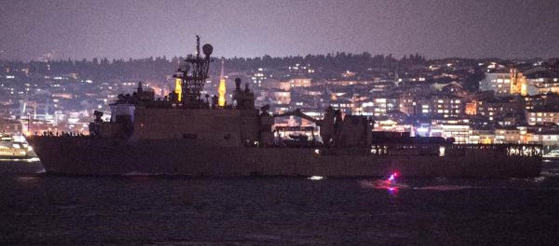  ABD Deniz Kuvvetleri'ne ait 186 metre uzunluğunda ki, USS Fort McHenry (LSD-43) adlı savaş gemisi, İstanbul Boğazı'ndan geçerek Karadeniz'e açıldı.   - Sputnik Türkiye, 1920, 08.04.2021
