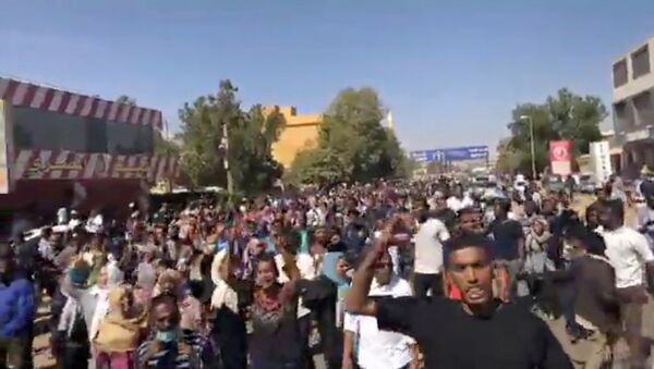 Sudan'daki 'ekmek protestoları'na katılan göstericiler - Sputnik Türkiye