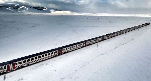 Karla bütünleşen Doğu Ekspresi havadan görüntülendi - Sputnik Türkiye
