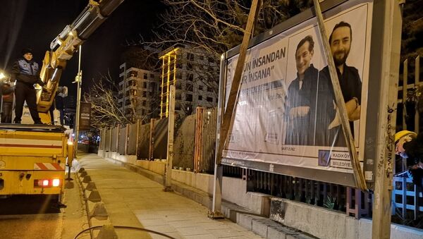 Kadıköy Belediyes, billboardlar söküldü - Sputnik Türkiye