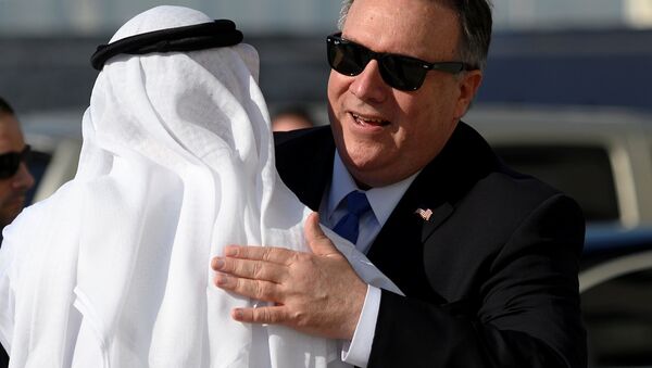 ABD Dışişleri Bakanı Mike Pompeo sık sık Körfez Arap krallıklarının bakanlarıyla samimi pozlar veriyor. - Sputnik Türkiye