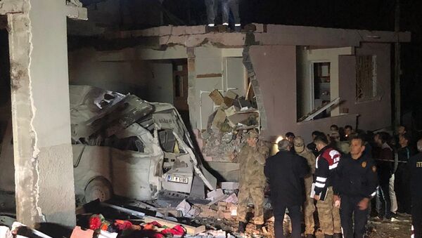 Hatay'ın Altınözü ilçesinde bir binanın kazan dairesinde patlama oldu: 2 kişi hayatını kaybetti - Sputnik Türkiye
