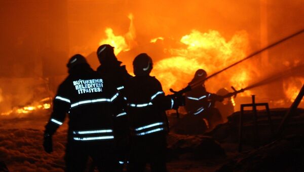 İzmir’in Menemen ilçesinde geri dönüşüm tesislerinde çıkan yangın, diğer fabrikalara sıçradı. Onlarca itfaiye ekibi yangına müdahale ediyor. - Sputnik Türkiye