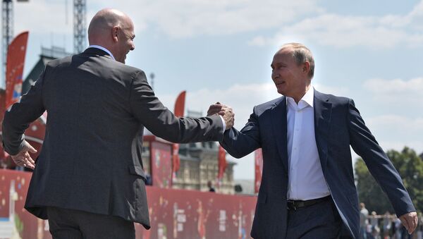 President Vladimir Putin and President of the International Football Federation (FIFA) Gianni Infantino (left) during a visit to the World Football Championship theme park - 2018 on Red Square. - Sputnik Türkiye