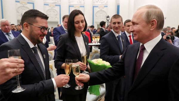 Russian President Vladimir Putin (R) toasts with participants after a ceremony to award young scientists at the Kremlin in Moscow, Russia February 7, 2019. - Sputnik Türkiye