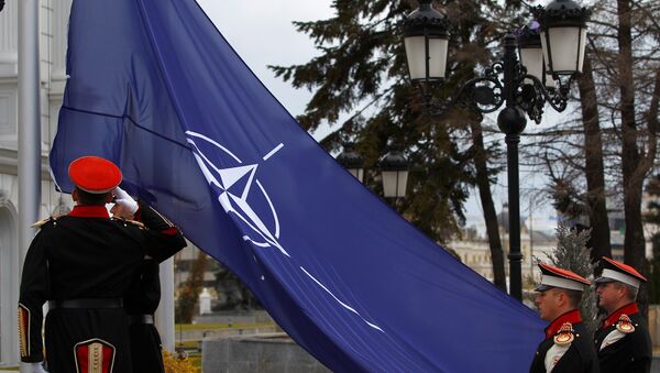Makedonya hükümet binası önünde dün düzenlenen törenle ülke bayrağının yanına NATO bayrağı göndere çekildi. - Sputnik Türkiye