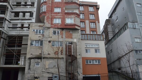 Bağcılar -  Üst üste konulmuş iki binayı andıran apartman görenleri şaşkına çevirdi - Sputnik Türkiye