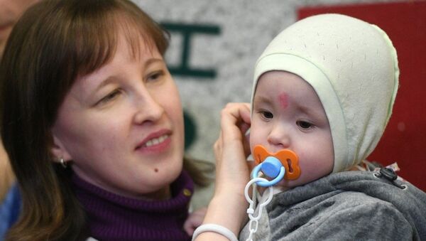Rusya’nın Magnitogorsk kentinde 31 Aralık’ta yaşanan gaz patlamasında çöken binanın enkazından dondurucu soğuklukta 30 saati aşkın bir süre sonra sağ olarak çıkartılan 11 aylık bebek Vanya - Sputnik Türkiye