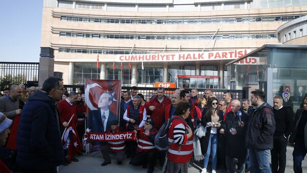 CHP'de kırmızı yelekliler eylemi sona erdi: Ankara'ya yürüyen grup, yönetime 'Yanlıştan dön' dedi - Sputnik Türkiye