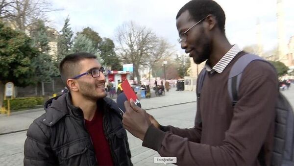 Olumsuz Afrika imajına kırmızı kart çıkarıyoruz kampanyası kapsamında, Türkiye'de eğitim gören Afrikalı öğrenciler, 'zenci' diyenlere 'kırmızı kart' gösterdi - Sputnik Türkiye