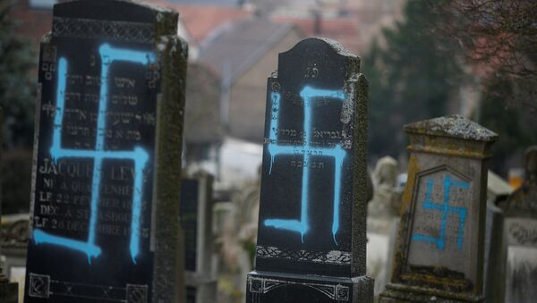 Fransa'nın Alsas bölgesindeki Strasbourg kentine yakın Quatzenheim kasabasında Yahudi mezarlığı saldırıya uğradı, mezarlara gamalı haç çizilip zarar verildi. - Sputnik Türkiye