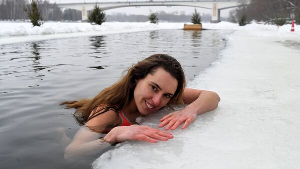 Aşırı mutluluk hissi verirken selülitleri önlüyor: Rus gençler sağlık için buzlu suda yüzüyor - Sputnik Türkiye