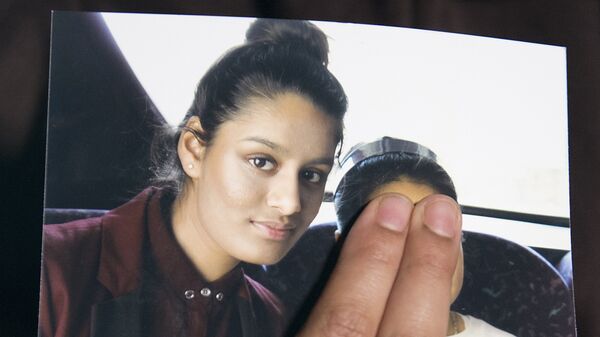 In this file photo taken on February 22, 2015 Renu Begum, eldest sister of missing British girl Shamima Begum, holds a picture of her sister while being interviewed by the media in central London - Sputnik Türkiye
