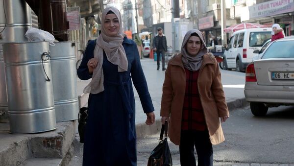 34 yaşında ve 2 çocuk annesi Medine Karaca da Bağlar - Sputnik Türkiye