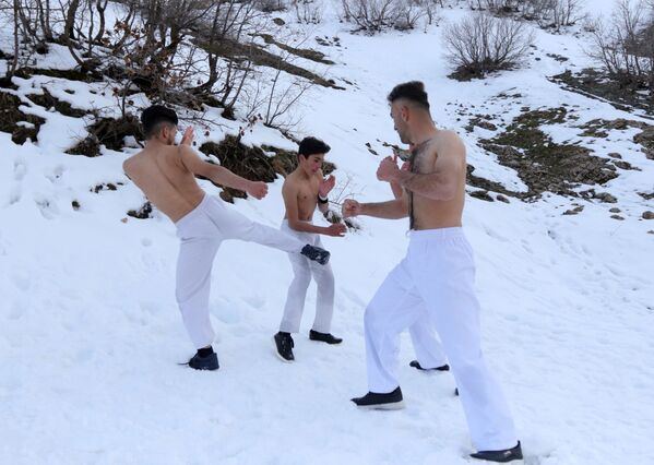 Irak'ta kar üzerinde karate eğitimi - Sputnik Türkiye