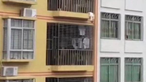 Çin - 4. kattan düşmek üzereyken balkon demirlerine sıkışan çocuğu komşuları kurtardı - Sputnik Türkiye
