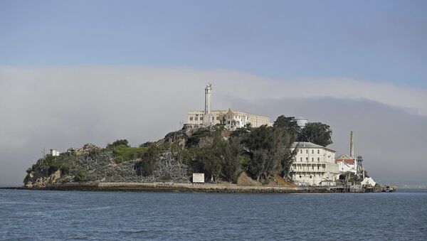 Fog lingers behind Alcatraz Island in San Francisco. (File) - Sputnik Türkiye