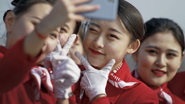 Pekin'de düzenlenen Çin Ulusal Halk Kongresi'nin (ÇUHK) oturumlarına katılan delegeleri karşılayan ulusal kıyafetli hostes kızları. - Sputnik Türkiye