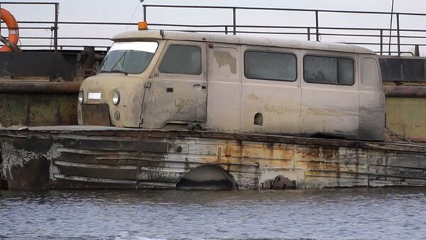 Rusya'da hizmet veren minibüs ve tekne hibridi olan feribot görenleri şaşırtıyor - Sputnik Türkiye