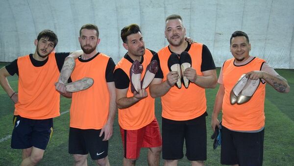 Topuklu ayakkabı ve babet giyen erkekler kadın futbolcularla maç yaptı - Sputnik Türkiye