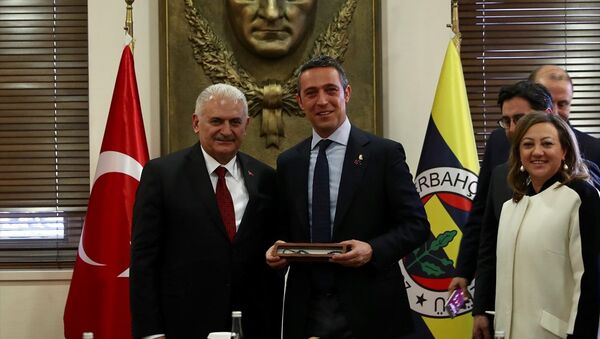 AK Parti İstanbul Büyükşehir Belediye Başkan Adayı Binali Yıldırım, Fenerbahçe Kulübü Başkanı Ali Koç'u ziyaret etti. Ali Koç, Yıldırım'a Fenerbahçe forması hediye etti. - Sputnik Türkiye