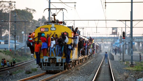 Güney Afrika'nın Soweto kentinde iş dönüşü banliyö trenine asılarak yolculuk - Sputnik Türkiye