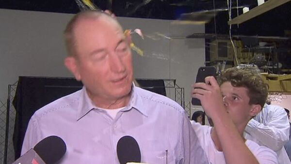 a teenager breaks an egg on the head of Australian Senator Fraser Anning - Sputnik Türkiye