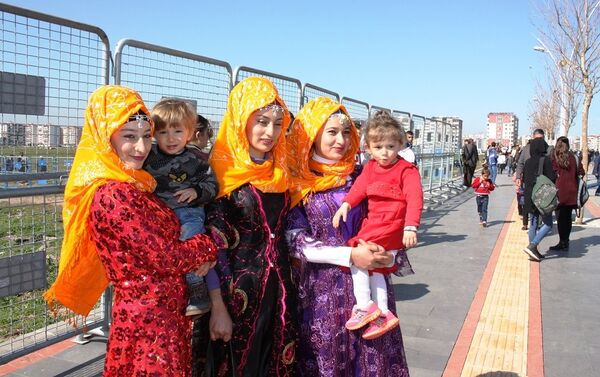 Diyarbakır'ın Merkez Bağlar ilçesi Nevruz Parkı'nda HDP öncülüğünde düzenlenen Nevruz kutlamalarından görüntüler. - Sputnik Türkiye
