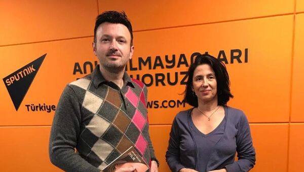 Gündem Dışı'nı sunan Serhat Sarısözen ve yazar Şebnem İşigüzel - Sputnik Türkiye