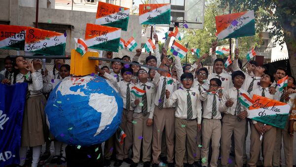 Hindistan'da öğrenciler, uydusavar füze ile alçak yörüngedeki uydunun vurulmasını kutluyor. - Sputnik Türkiye