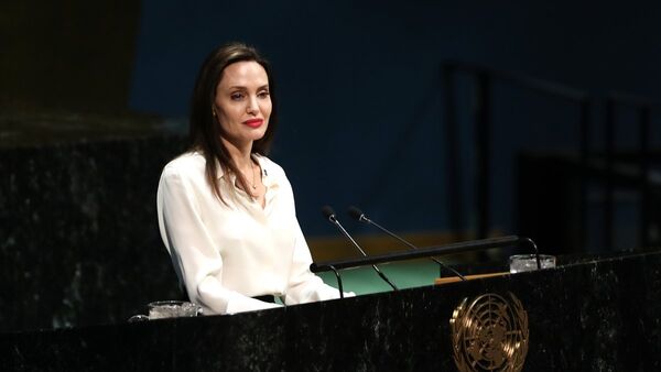 ABD'li ünlü oyuncu ve BM Mülteciler Yüksek Komiserliği İyi Niyet Elçisi Angelina Jolie - Sputnik Türkiye